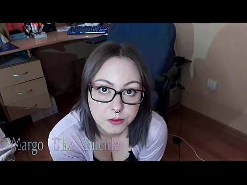 ❤️ Kynþokkafull stelpa með gleraugu sýgur dildó djúpt á myndavélinni ️ Gæðaklám hjá okkur