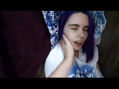 ❤️ Fann systur mína í skápnum og hjálpaði henni að koma ️ Gæðaklám hjá okkur